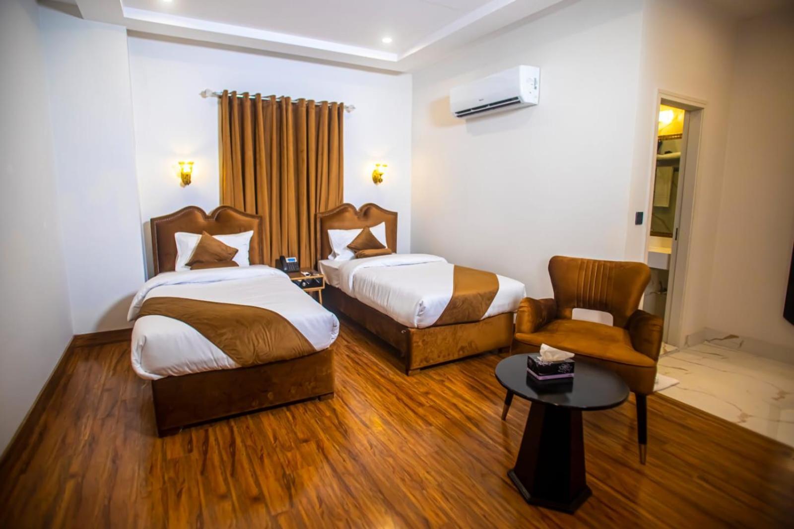 The Rich Hotel & Apartments لاهور المظهر الخارجي الصورة