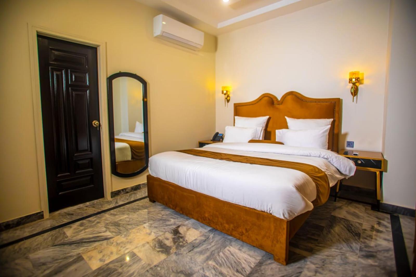 The Rich Hotel & Apartments لاهور المظهر الخارجي الصورة