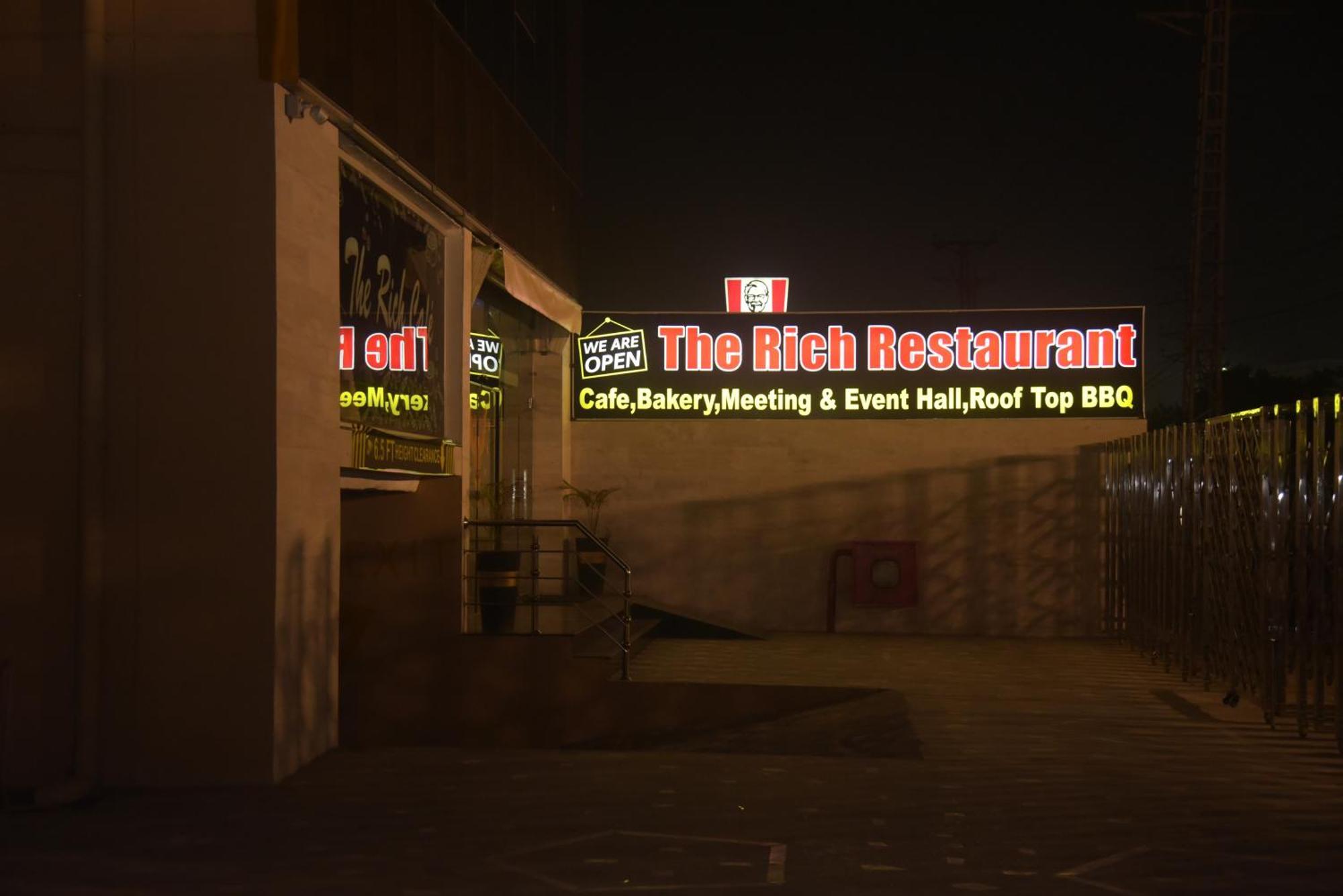 The Rich Hotel & Apartments لاهور المظهر الخارجي الصورة